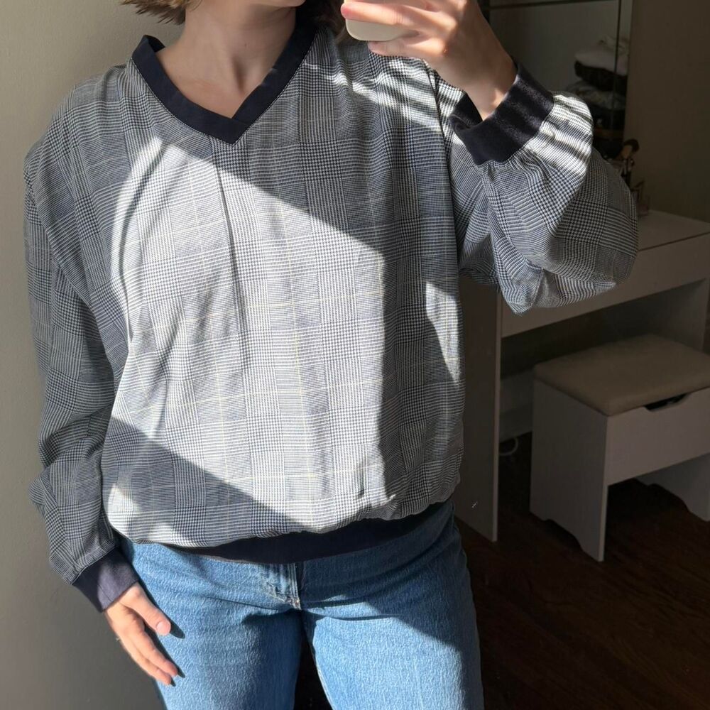 Vintage Women's Blue and Navy Sweatshirt